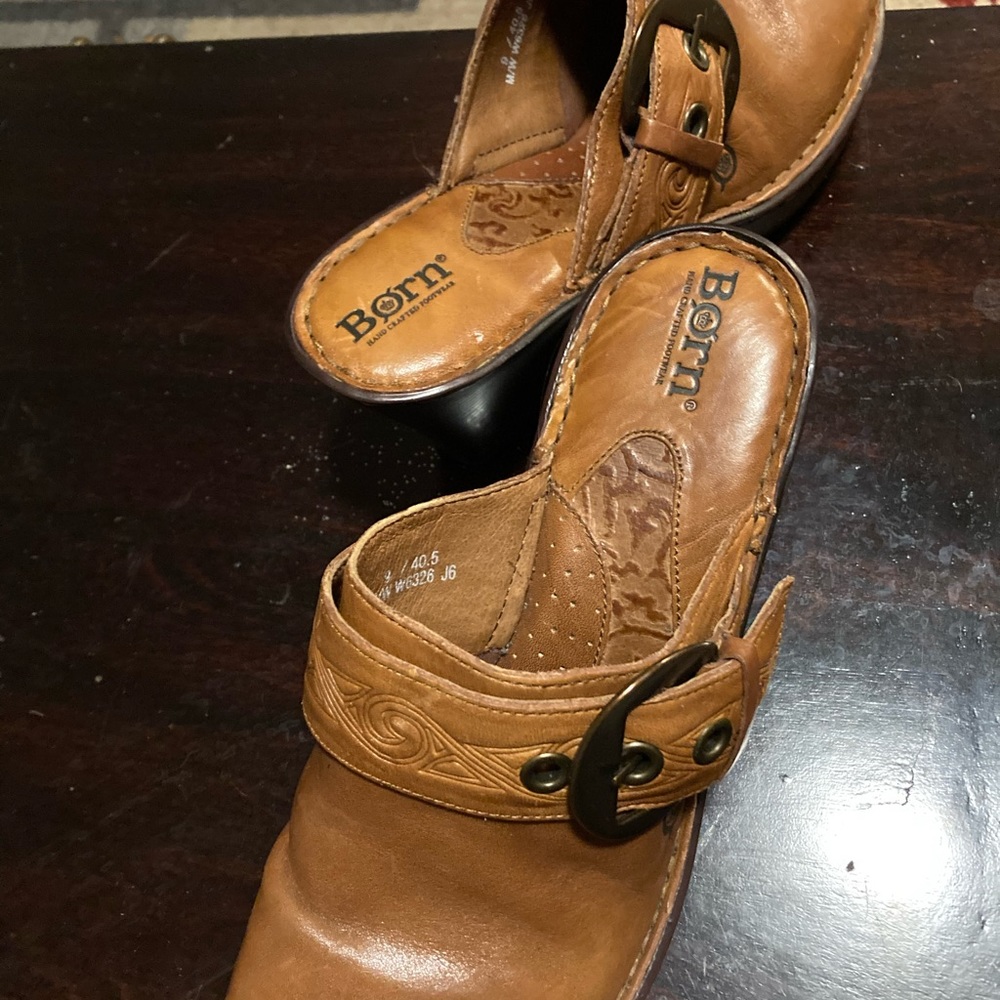Well made beautiful Born cogs. Women’s Size 9.